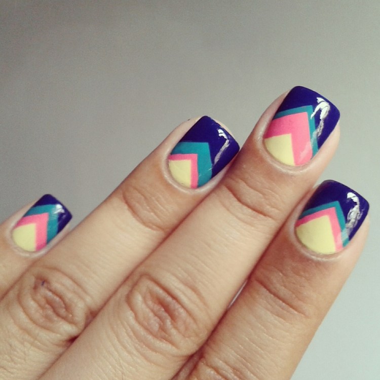 štýlový nechtový dizajn v príjemných farbách a geometrických vzoroch Nailart-dizajn-vzor-tmavo-modrá-dieťa-ružová-svetlo-žltá-kreatívna-nápad-štýlová