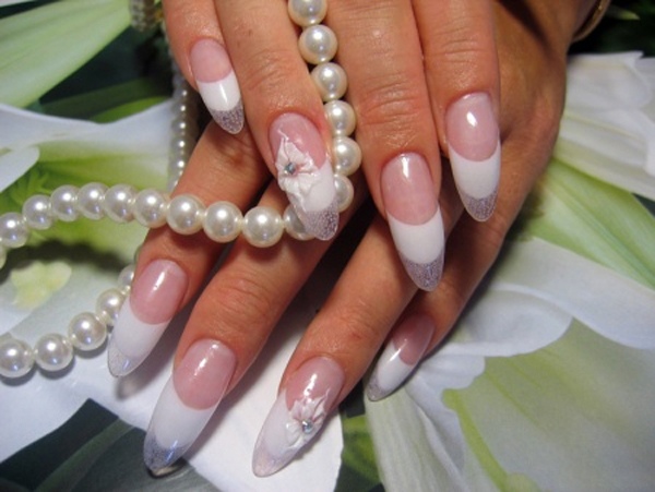 Stiletto NailAt s nápadmi na biele gélové nechty na úpravu účesu francúzsky-nail-art-design-stiletto-s-efektívnym dizajnom