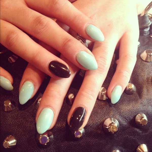 krátke ihličkové nechty v čiernej a pastelovo zelenej farbe Roztomilé-krátke-nechty-čierne-pastelové-zelené-kutilstvo