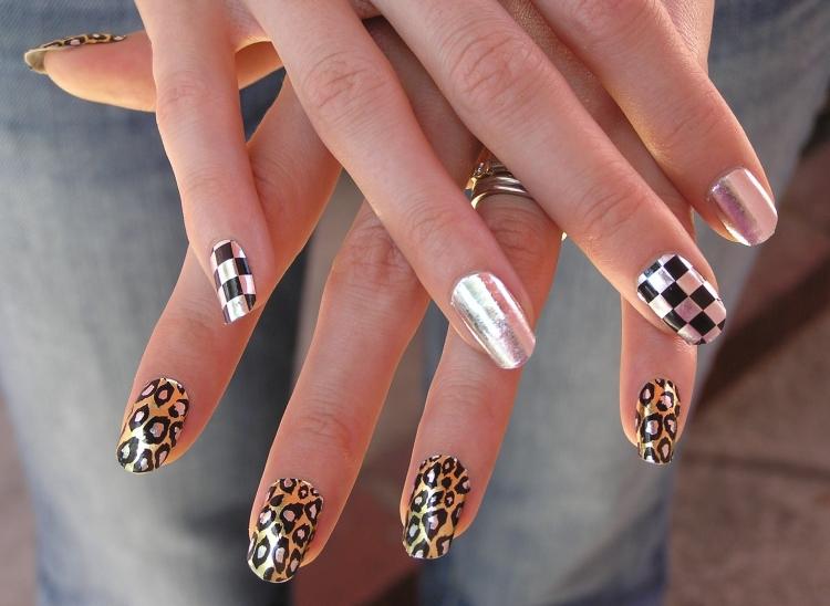 Rôzne vzory na nechtoch sú dnes obzvlášť obľúbené nail art-dizajn-leoprint-vzor-šachovnica-kov-lesk-moderný