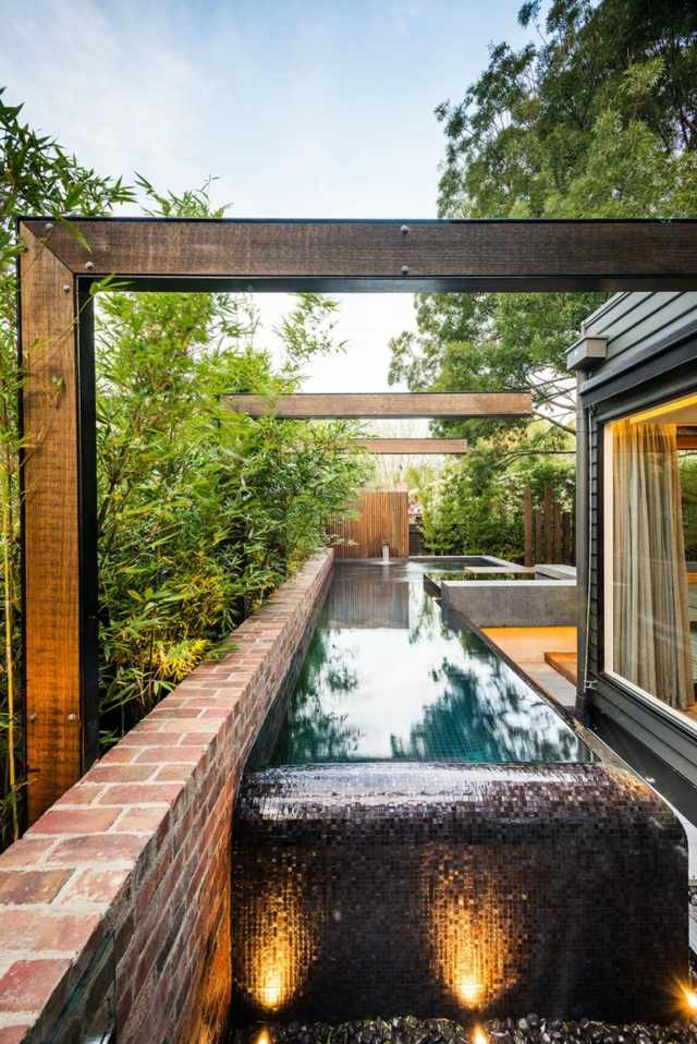 Bazén s dreveným stĺpikom a rohovým stĺpikom