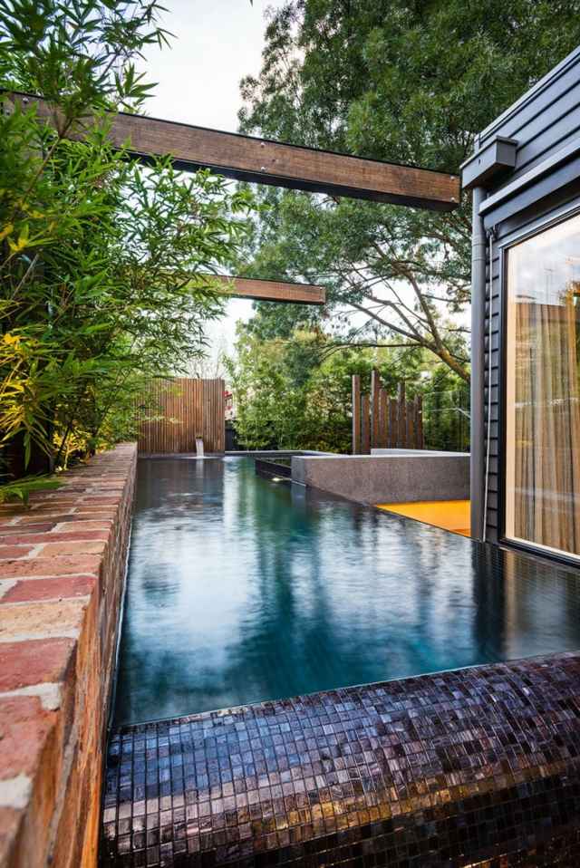 tečúca voda-stromy-okenná veranda