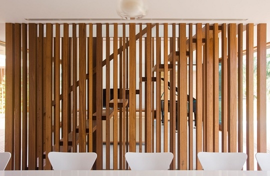 Zariadenie-narrabeenhaus-drevené schody-dekoračné-prvky