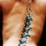 tatuaż motyla i gwiazdy na grzbiecie