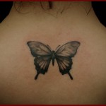 tatuaż motyla między łopatkami - opcja dla dziewczynki