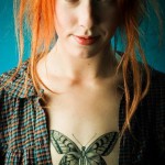 tatuaż z czarnym motylem na piersi dla dziewczynki!