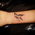 motyl - kobiecy tatuaż na nadgarstku