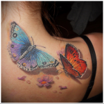 kilka motyli w tatuażu na plecach kobiety