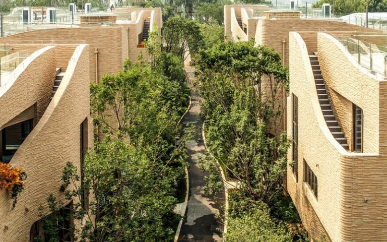 fasáda s úzkymi kamennými škridlami strešné terasy béžovej farby