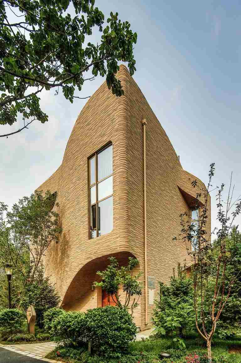 fasáda s úzkymi kamennými dlaždicami tvar sochy dom pôvodný