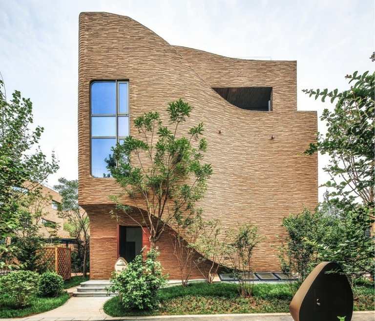 fasáda s úzkymi kamennými dlaždicami vila organický tvar porcelán