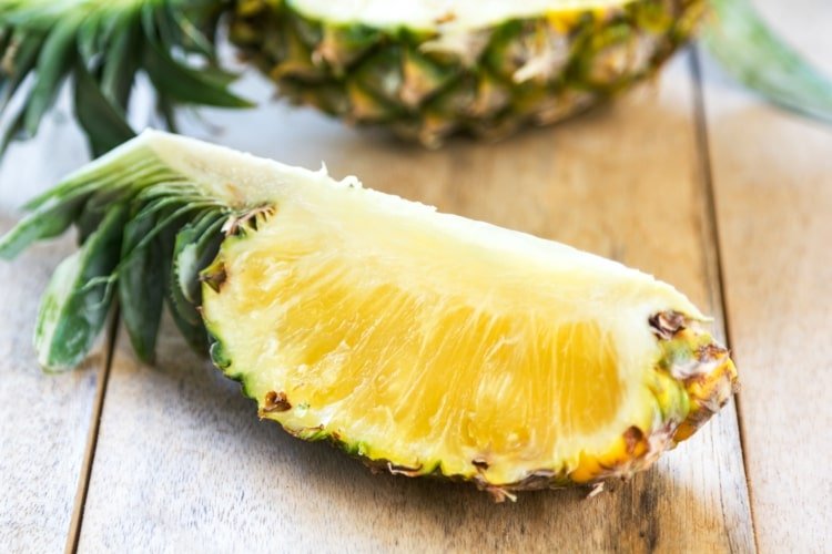 Bromelain je enzým z ananásu a kiwi a má účinok zmierňujúci krv proti trombóze