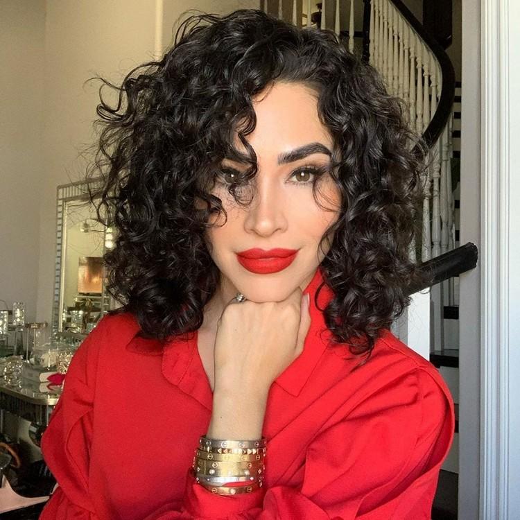 Účes Bob po dlhé vlasy pre prirodzené kučery s ofinou 2021