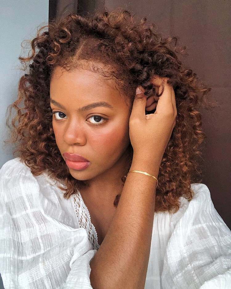 V roku 2021 sa ofiny v štýle prírodných kudrliniek odlepia od tváre