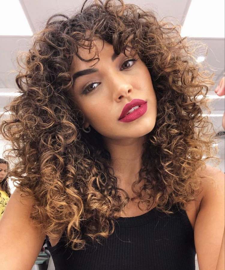 Prirodzené kučery trend 2021 stredne dlhé vrstvené vlasy s ofinou