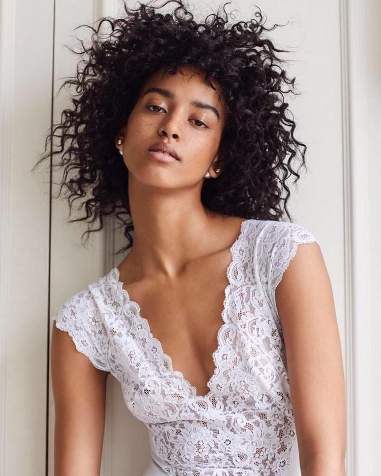 Divoké kučeravé vlasy sú v roku 2021 všetkým zúrivé