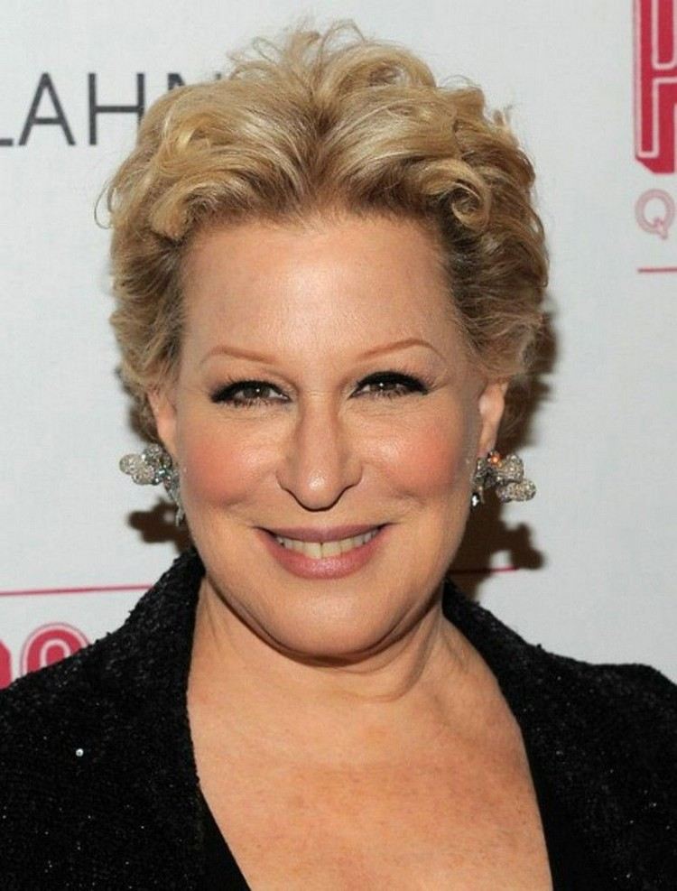 krátky účes s prírodnými kučerami 2021, aby napodobnil nápady pre ženy po 50 -tke