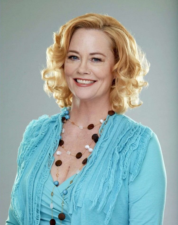 Stylujte ženy po 50 -tke s prírodnými kučerami ako vlasy