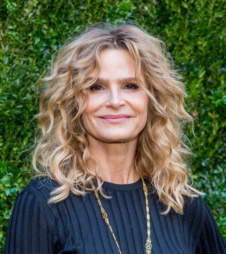 Upravte blond vlasy s prirodzenými kučerami od 50 rokov