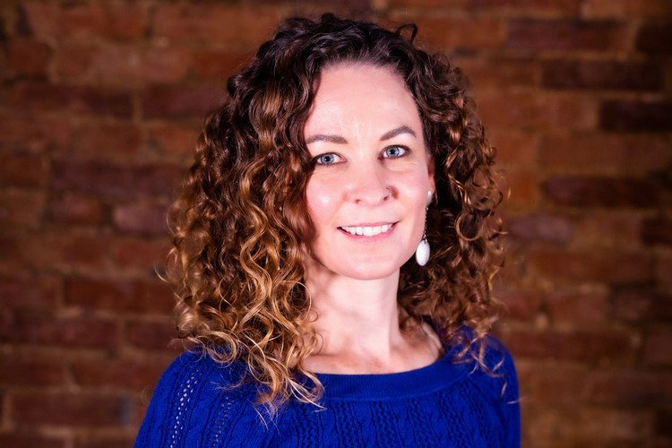 Stredne dlhé vlasy u žien s prirodzenými kučerami s vrstvami