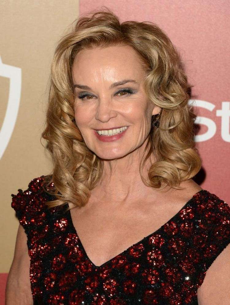 Stredne dlhé vlasy s prirodzenými kučerami, zlatá blond pre ženy po 50-tke