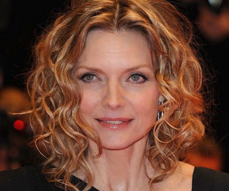 Prírodné kučery účesy kučeravé vlasy stredne dlhé jemné stylingové tipy pre ženy po 50 -tke