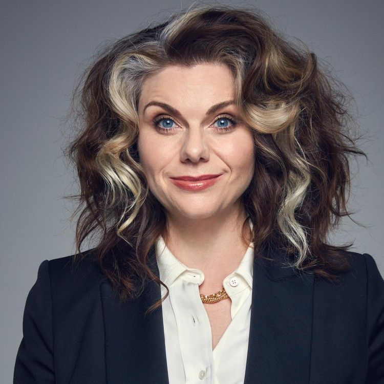 Účesy pre prírodné kučery pre ženy nad 50 rokov a farbu vlasov so sivými odleskami