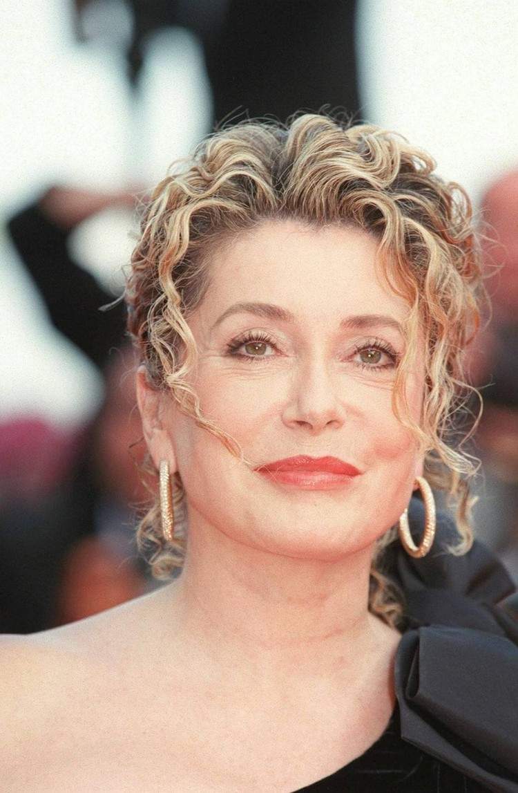 Krátky strih s kučeravým účesom pre ženy nad 50 rokov