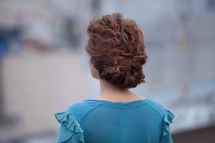 Updo účes drdol prírodné kučery 3a