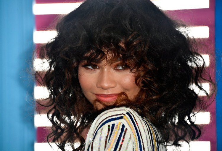 Zendaya 2017 kučery navrstvené ofiny