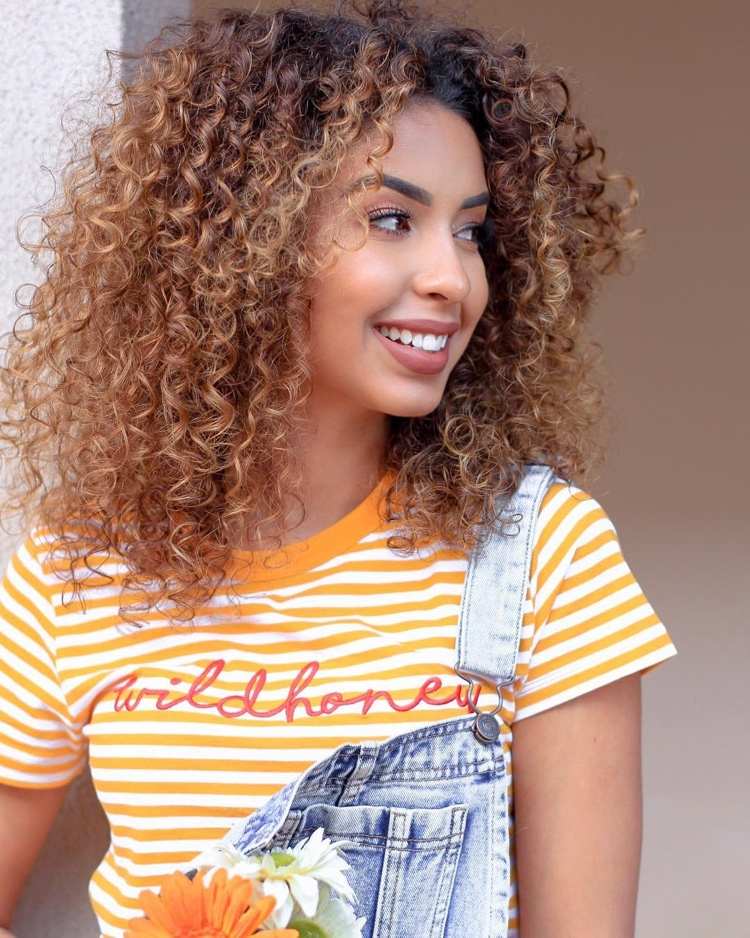 Balayage vlasová technika v karamelovo hnedej farbe pre prírodné kučery