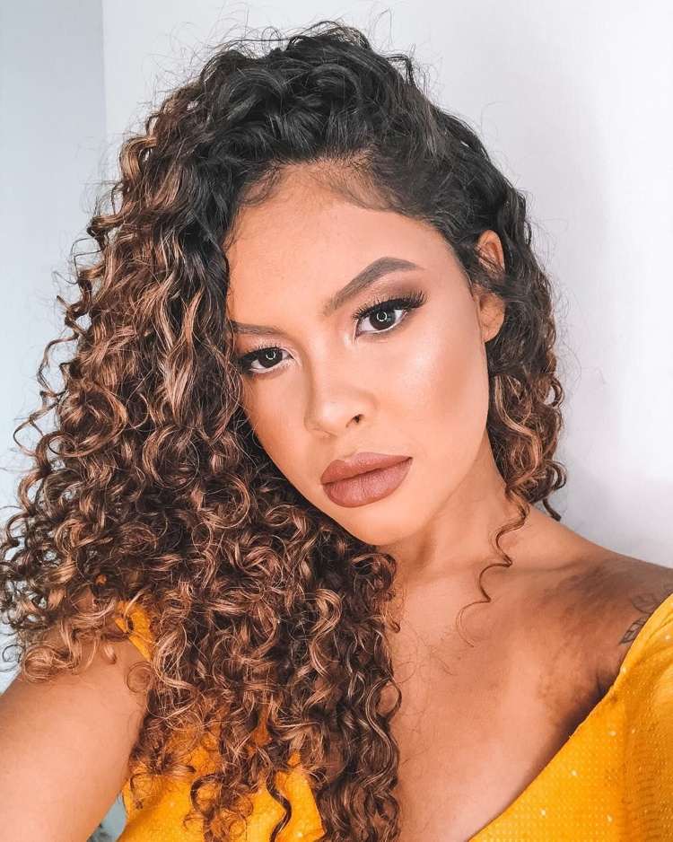 Prírodné kučery s čokoládovo hnedými odleskami