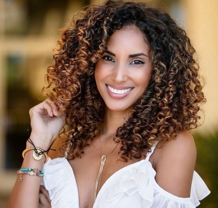 Karamelovo hnedé odlesky na tmavých kučerách