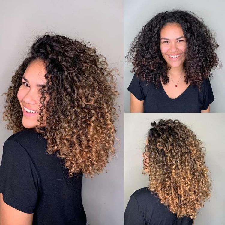 Balayage v karameli s prírodnými kučerami