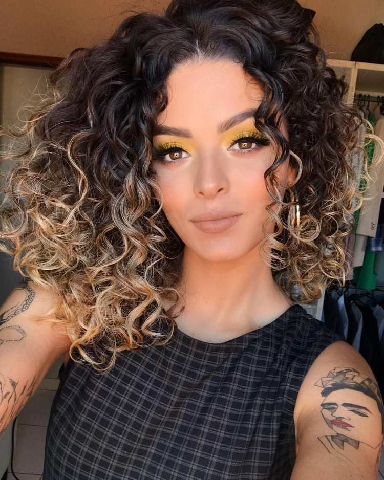 tmavohnedé prírodné kučery s medovo blond hrotmi