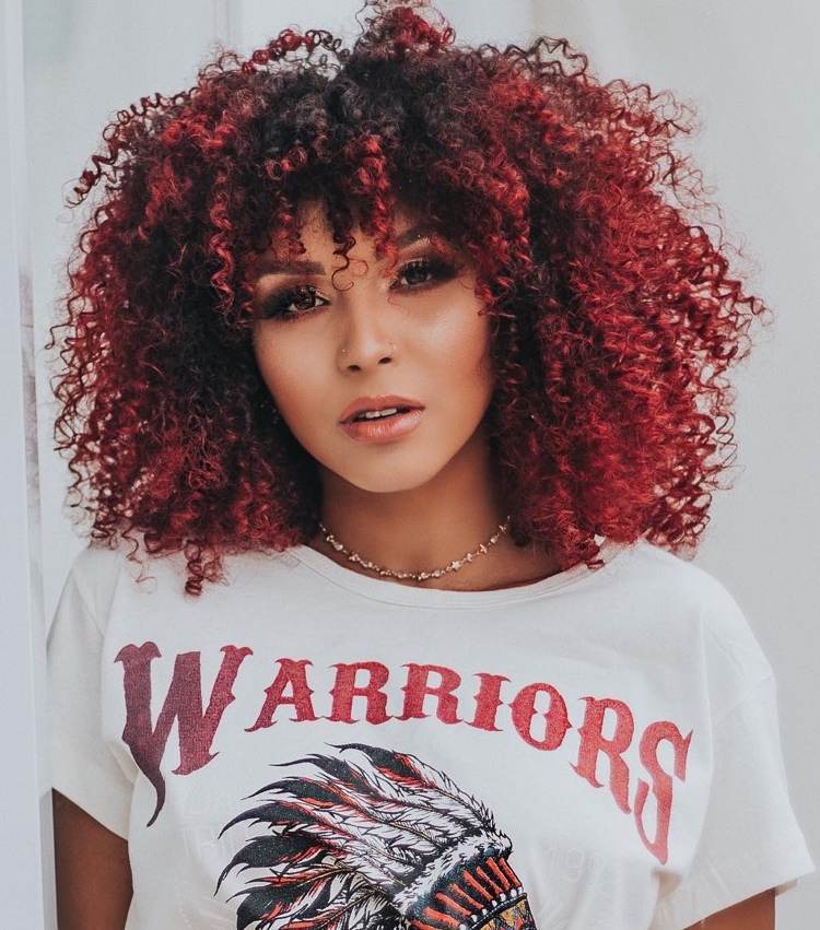 tmavé prírodné kučery s červenými odleskami