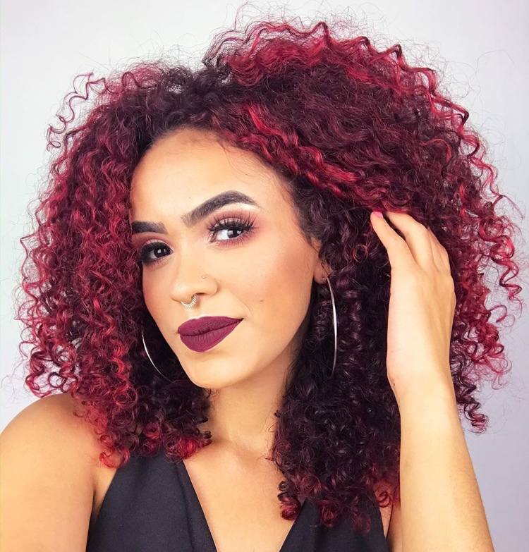 červené odlesky na prírodných kučerách