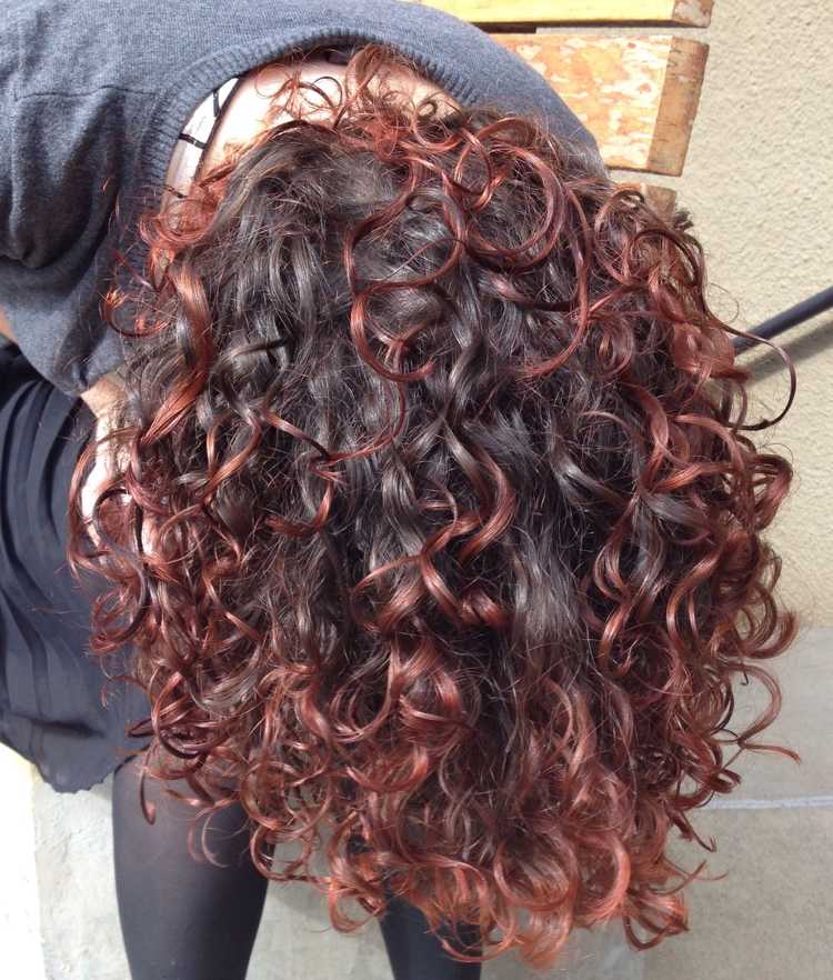 Kudrlinky s červenými odleskami na tenkých koncoch