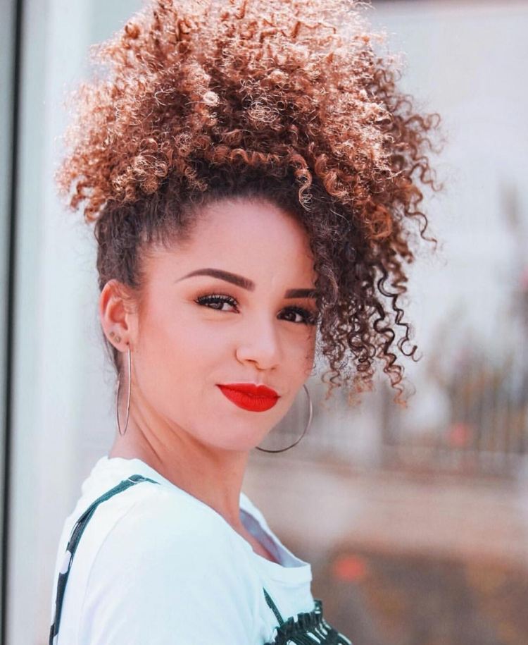 červenohnedé tipy v prírodných kučerách