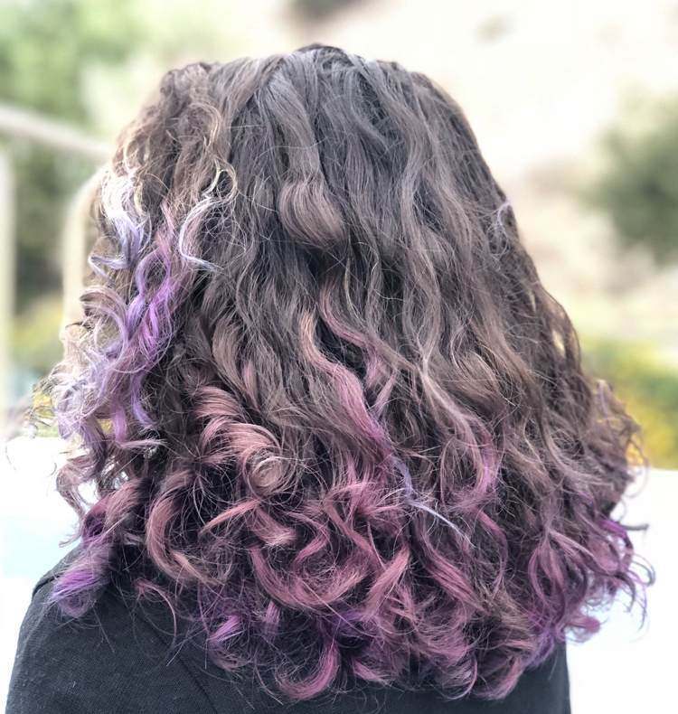 fialové odtiene balayage na hnedých kučeravých vlasoch