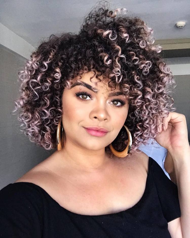 Pastelovo fialové odlesky na tmavých kučerách