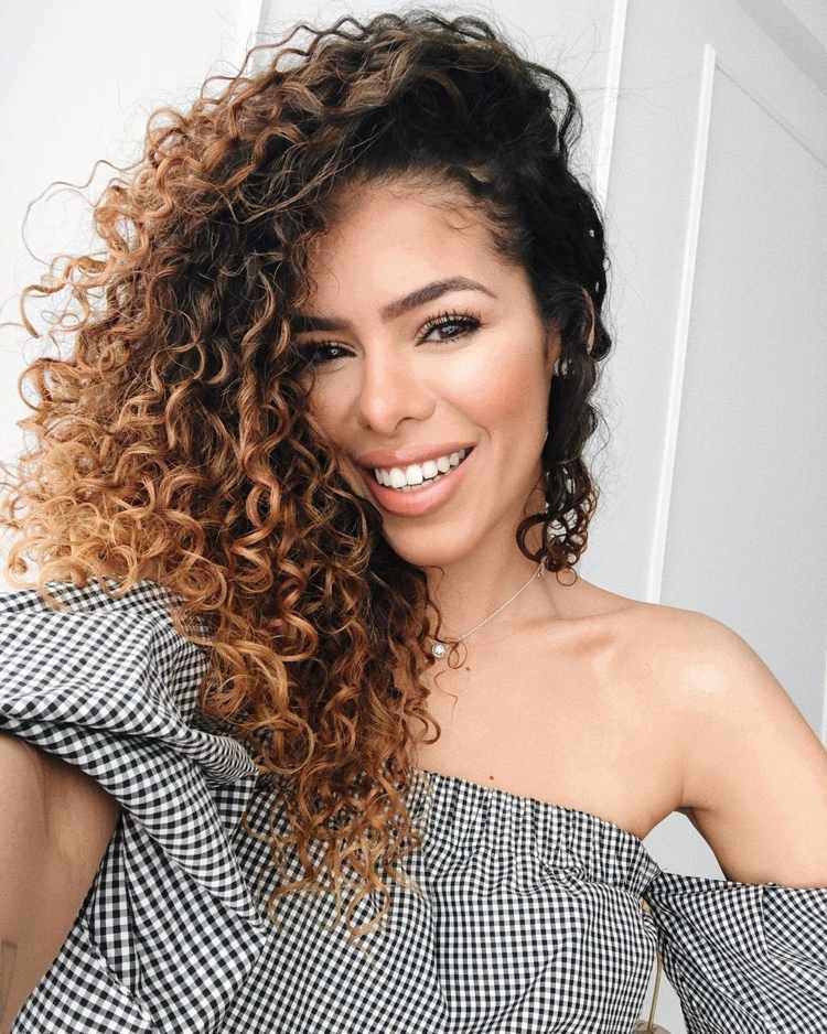 Karamelová balayage pre tmavé, kučeravé vlasy