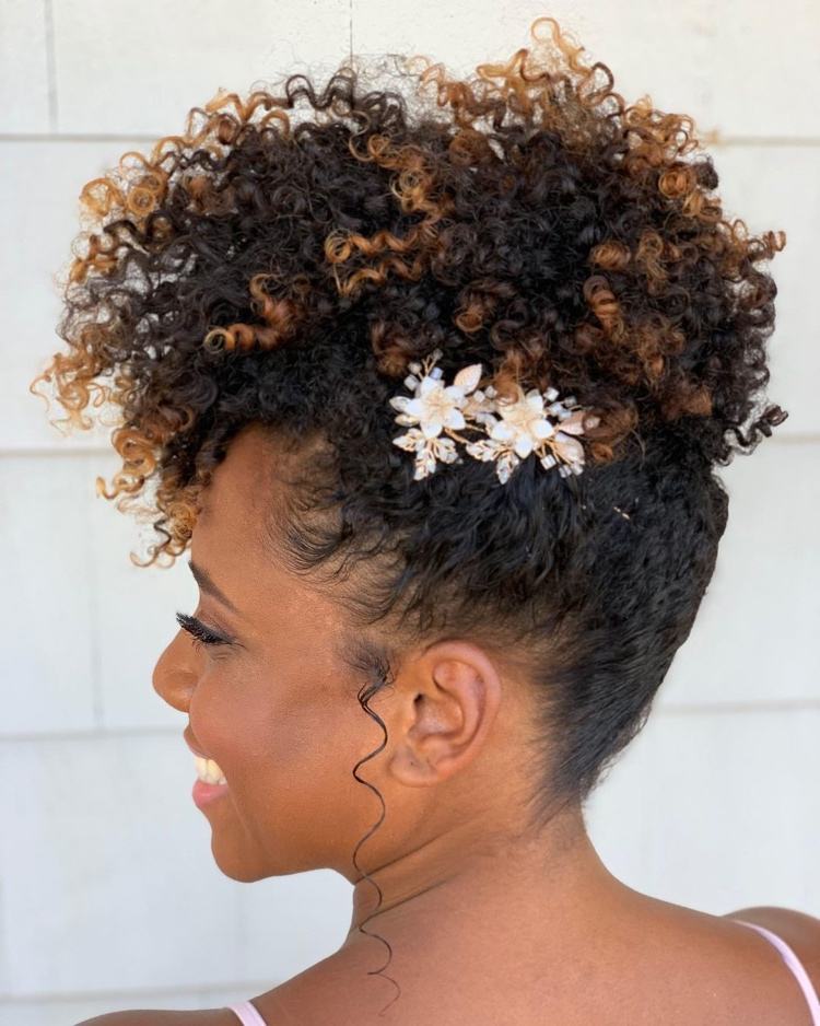 Karamelovo hnedé odlesky v kučerách typu 4