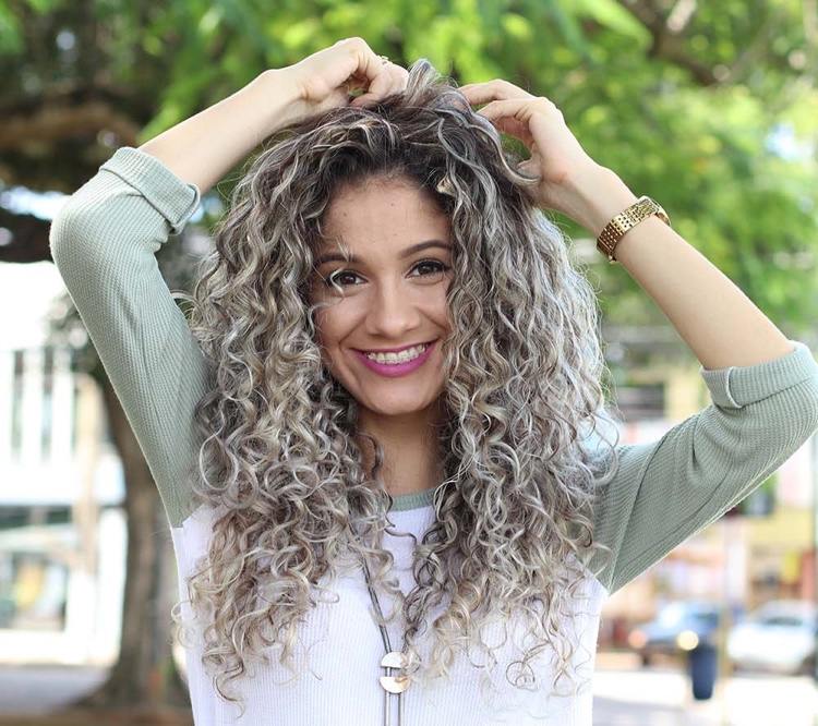 strieborno-blond odlesky v prírodných kudrlinkách