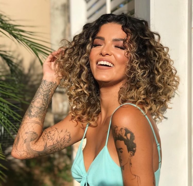 Kučery s balayage a tmavými koreňmi