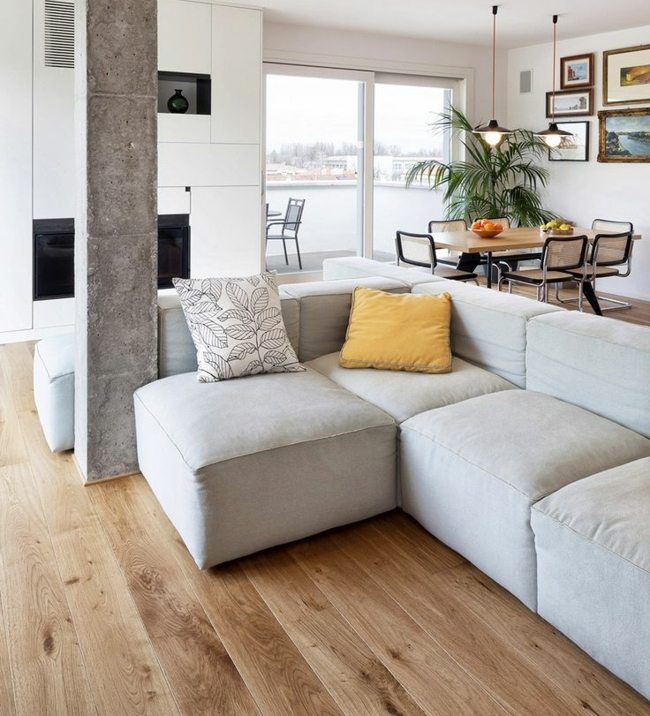 Interiér obývačky čalúnený dubovo bielym povrchom