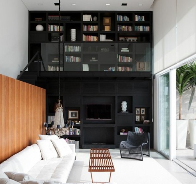 Obklad obývačky zariadený čiernou stenou