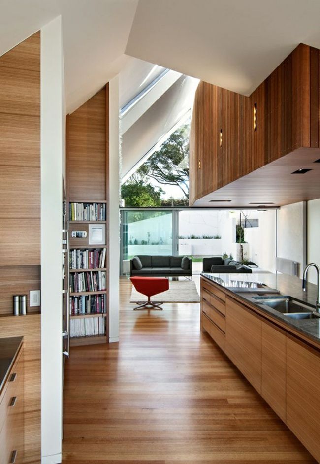 Čerešňovo červená béžová bloková kuchyňa dvojpodlažný byt