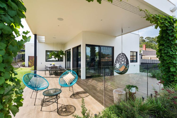 Prírodný bazén v záhrade -moderná architektúra-terasa-záhradný nábytok-šik