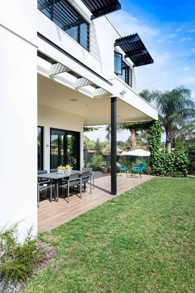 prírodný bazén-záhrada-moderná-architektúra-terasa-záhrada-trávnik